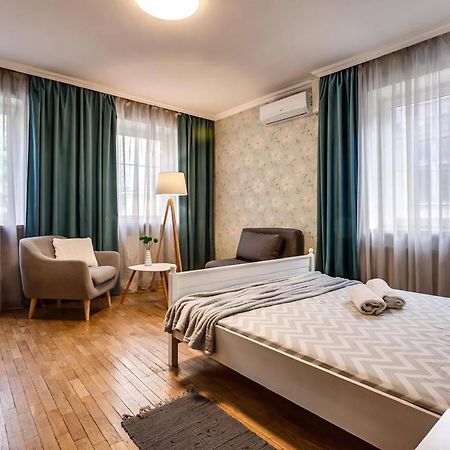 Apartamenty On Knyazya Romana ลวีฟ ภายนอก รูปภาพ