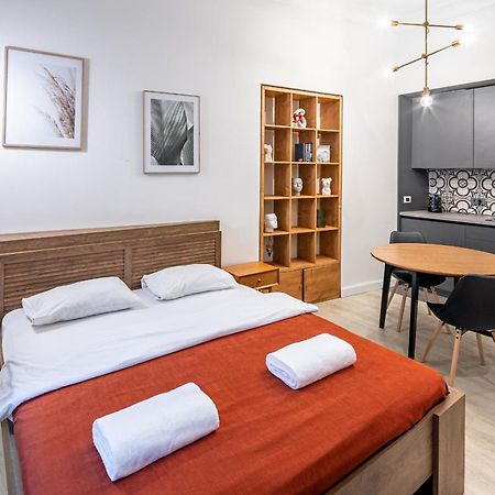 Apartamenty On Knyazya Romana ลวีฟ ภายนอก รูปภาพ