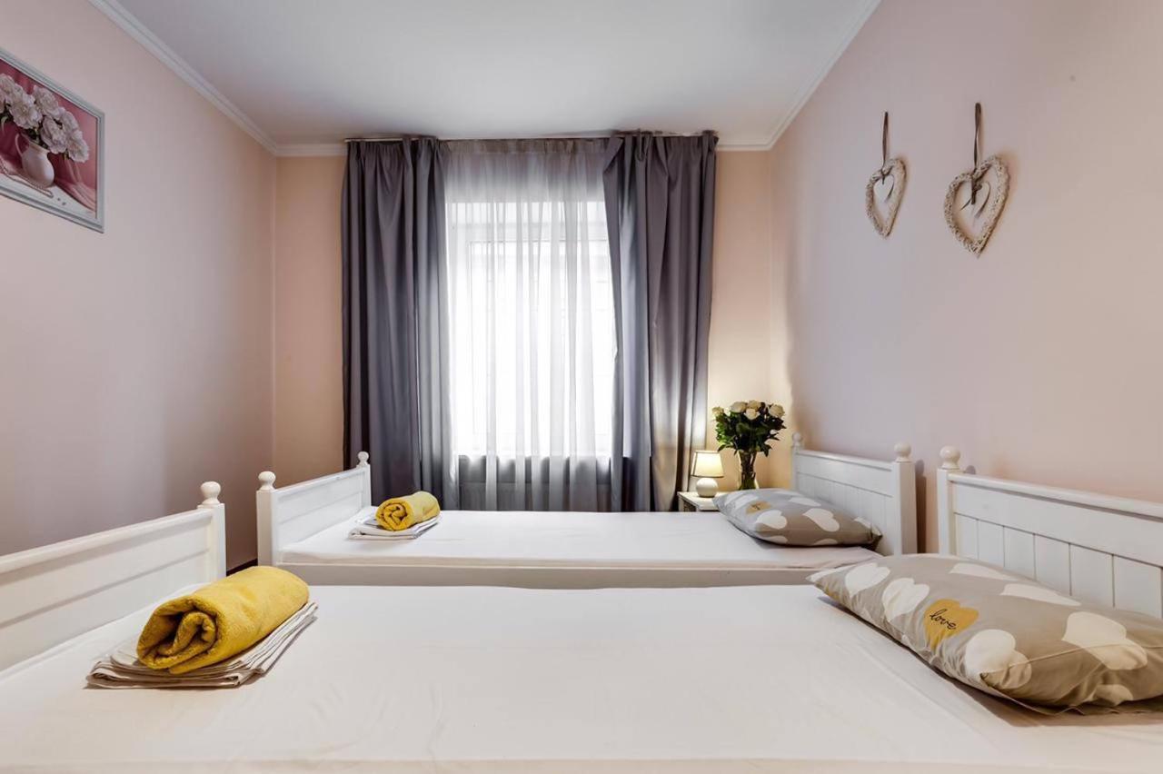 Apartamenty On Knyazya Romana ลวีฟ ภายนอก รูปภาพ