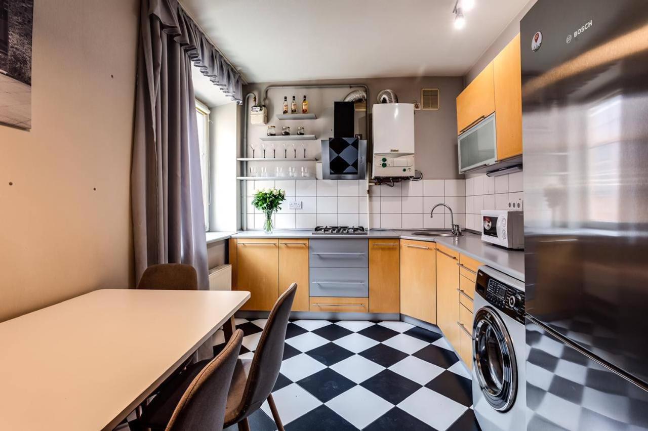 Apartamenty On Knyazya Romana ลวีฟ ภายนอก รูปภาพ