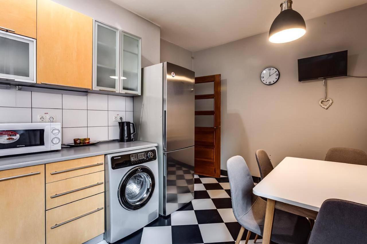 Apartamenty On Knyazya Romana ลวีฟ ภายนอก รูปภาพ