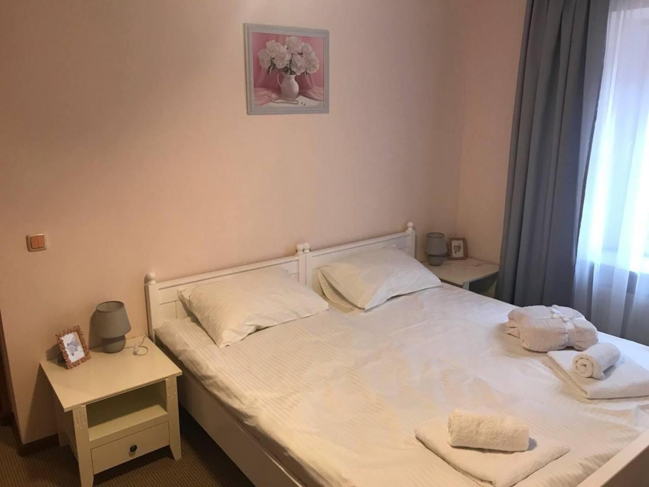 Apartamenty On Knyazya Romana ลวีฟ ภายนอก รูปภาพ