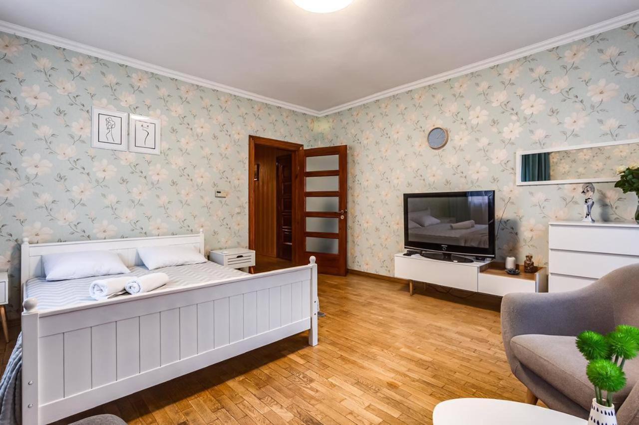 Apartamenty On Knyazya Romana ลวีฟ ภายนอก รูปภาพ