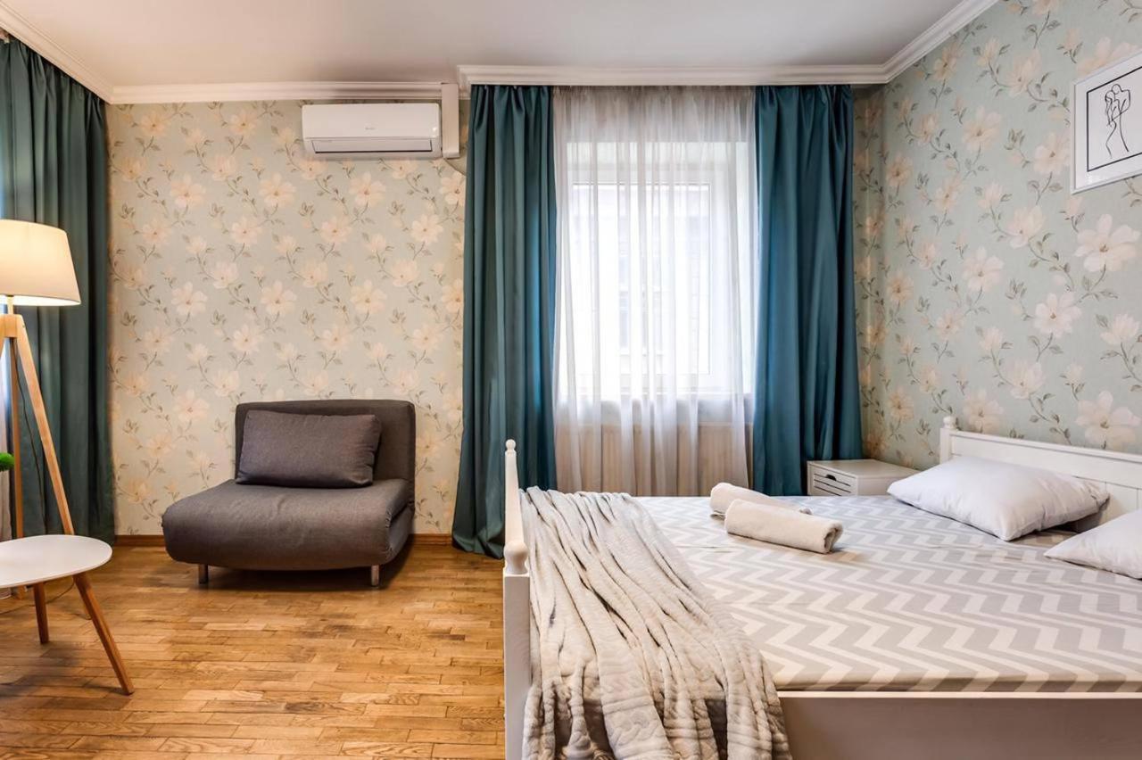 Apartamenty On Knyazya Romana ลวีฟ ภายนอก รูปภาพ