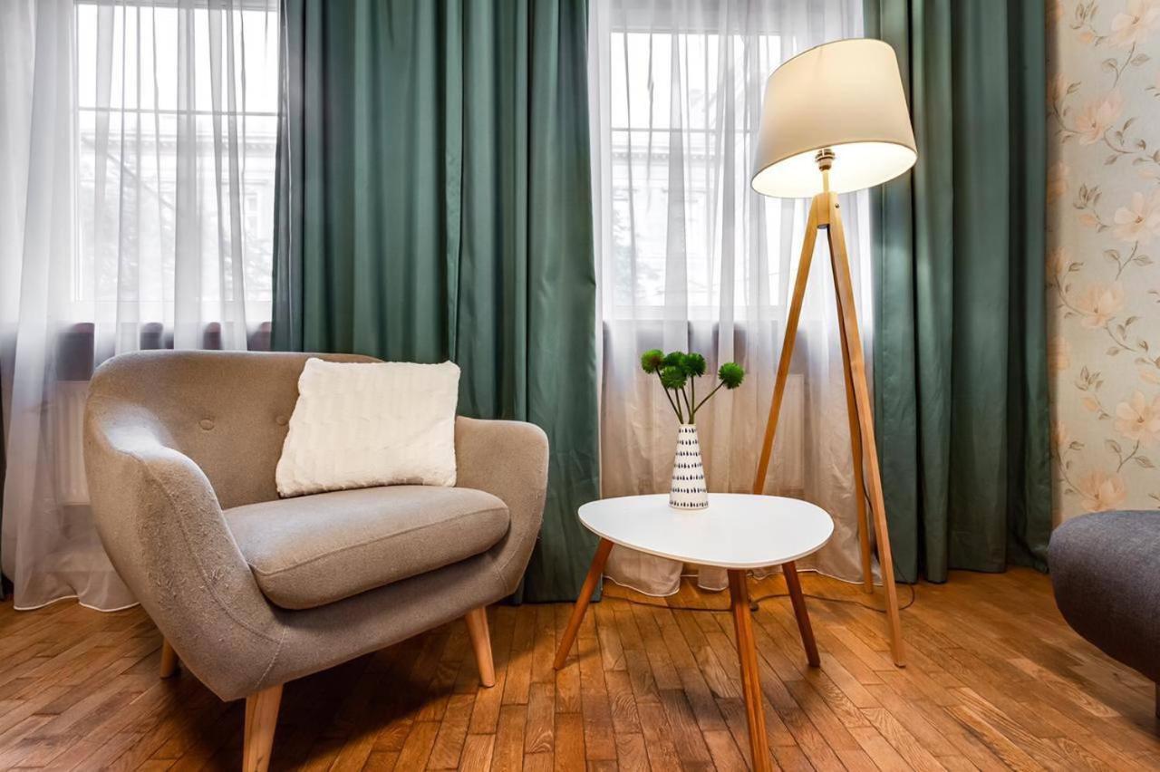 Apartamenty On Knyazya Romana ลวีฟ ภายนอก รูปภาพ