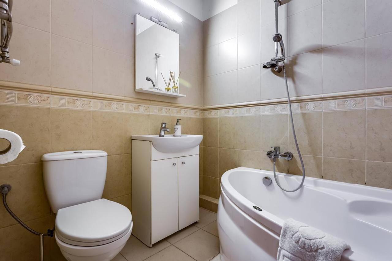 Apartamenty On Knyazya Romana ลวีฟ ภายนอก รูปภาพ