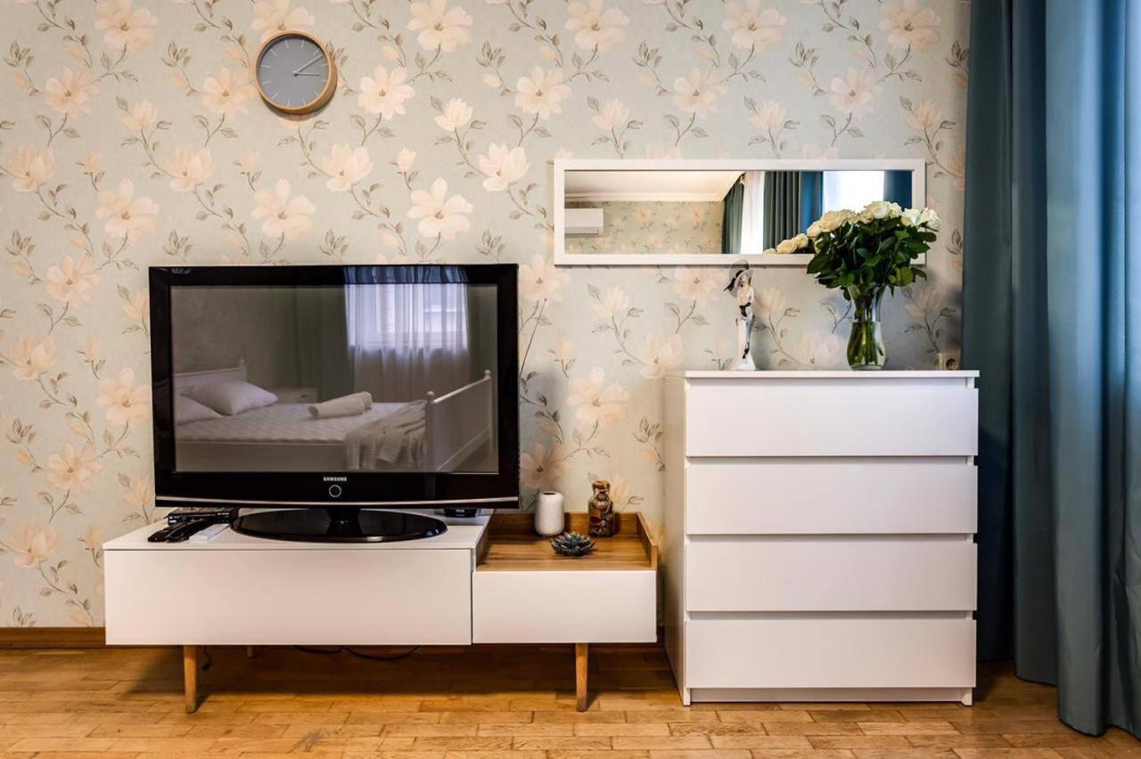Apartamenty On Knyazya Romana ลวีฟ ภายนอก รูปภาพ
