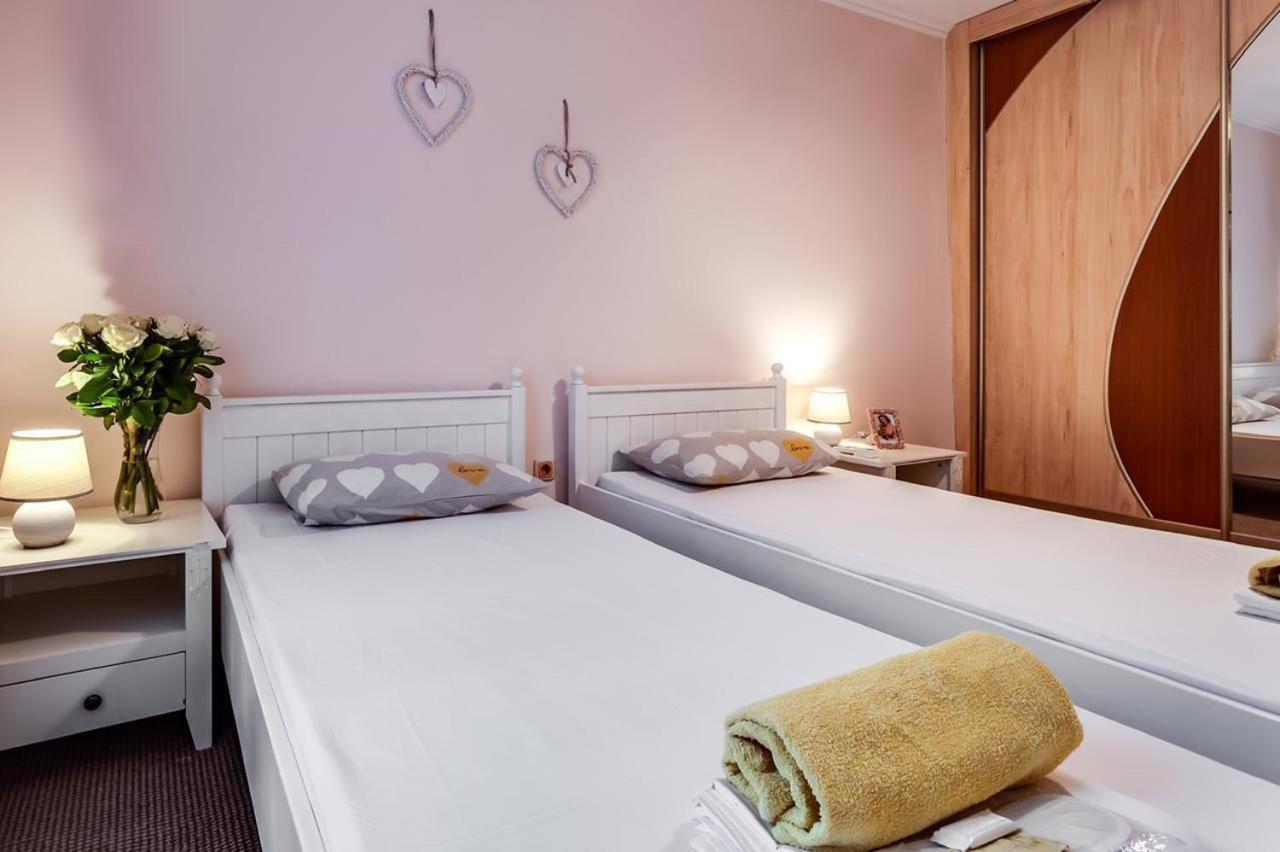 Apartamenty On Knyazya Romana ลวีฟ ภายนอก รูปภาพ