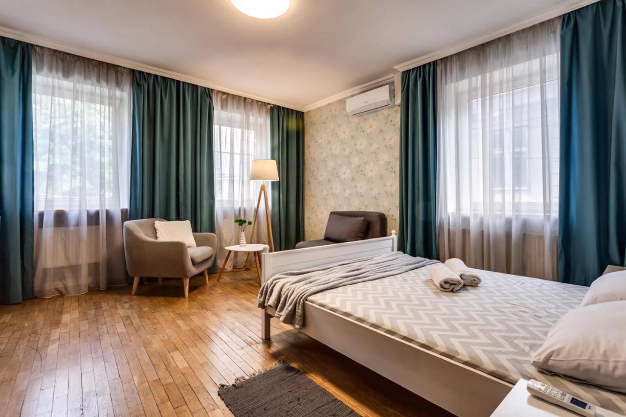 Apartamenty On Knyazya Romana ลวีฟ ภายนอก รูปภาพ