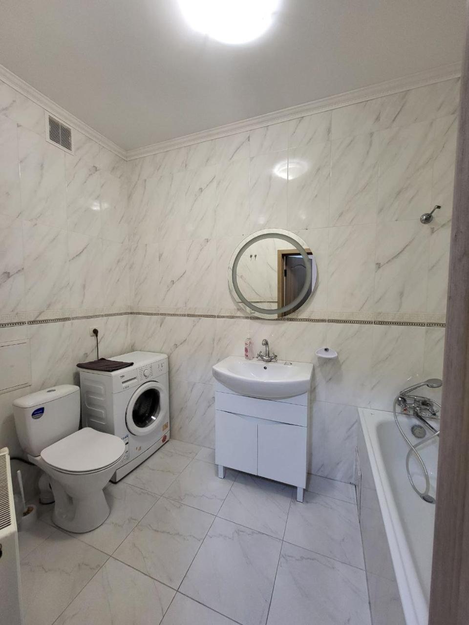 Apartamenty On Knyazya Romana ลวีฟ ภายนอก รูปภาพ