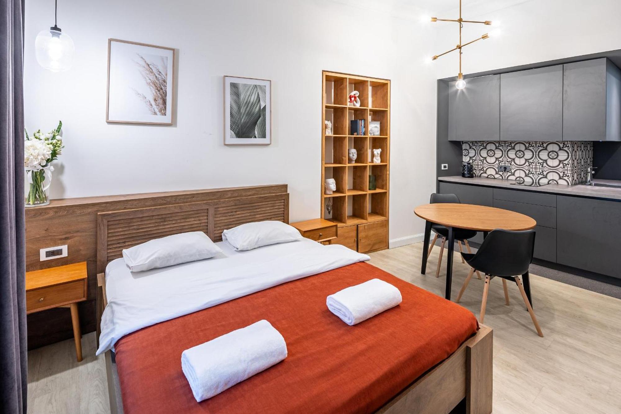 Apartamenty On Knyazya Romana ลวีฟ ภายนอก รูปภาพ