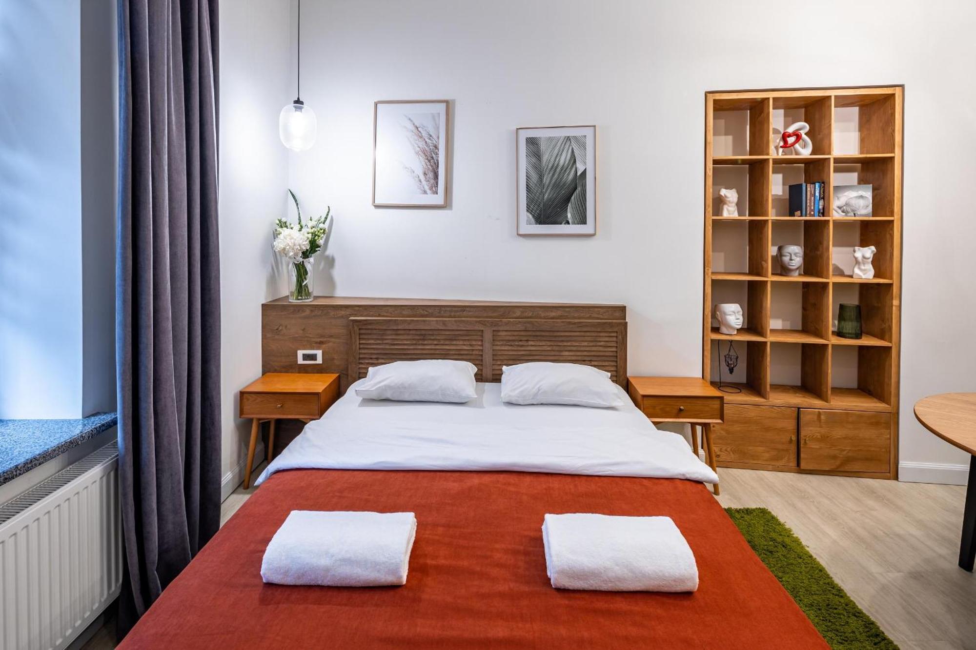 Apartamenty On Knyazya Romana ลวีฟ ภายนอก รูปภาพ