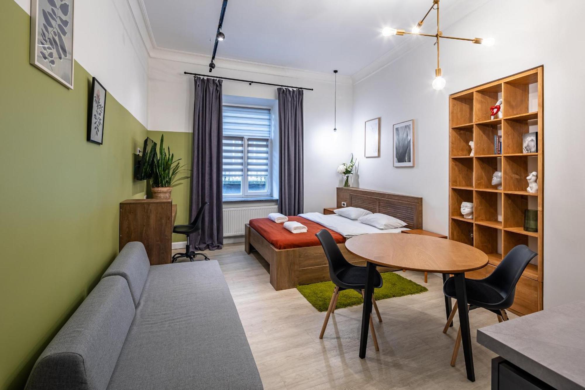 Apartamenty On Knyazya Romana ลวีฟ ภายนอก รูปภาพ