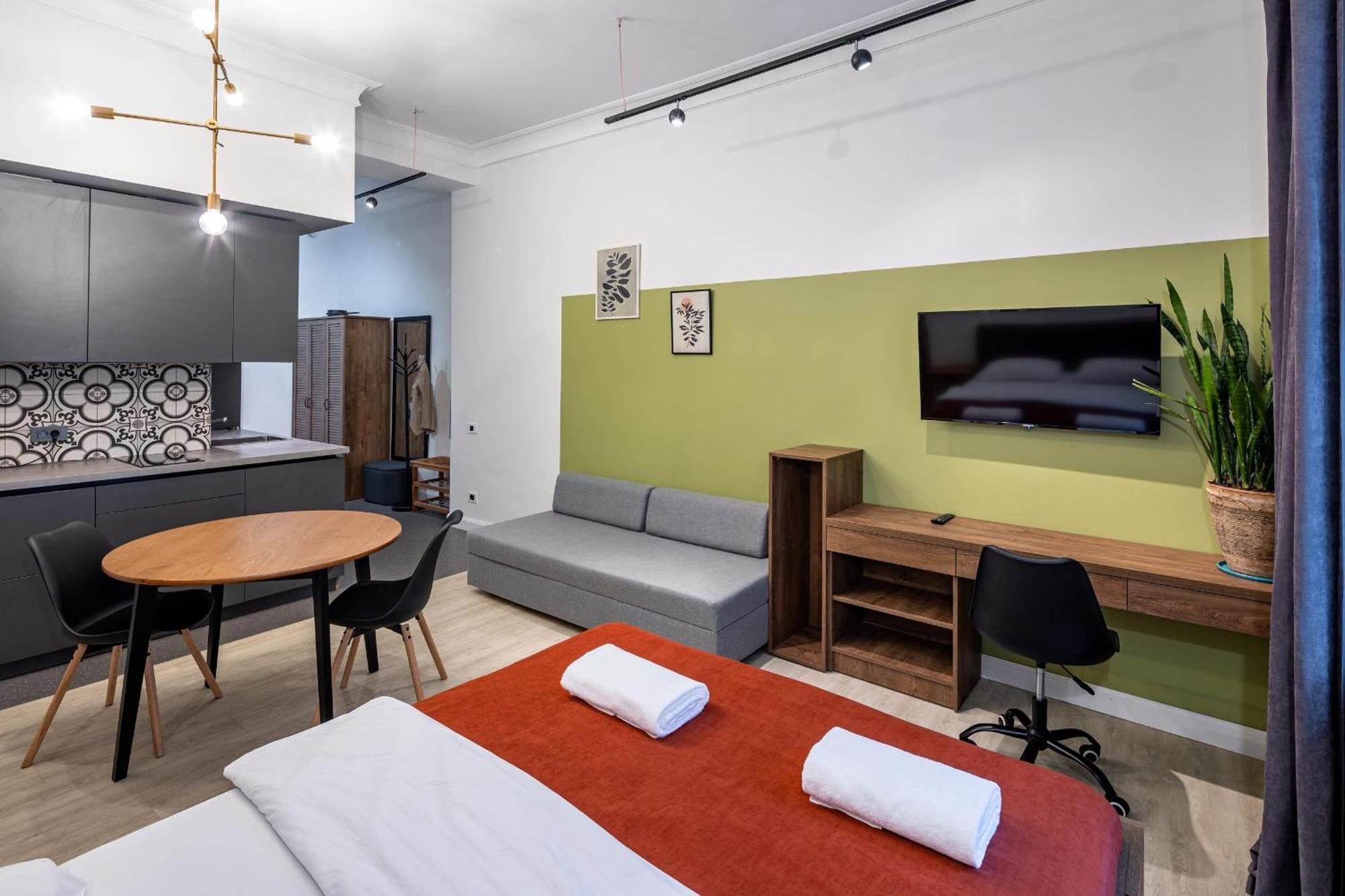 Apartamenty On Knyazya Romana ลวีฟ ภายนอก รูปภาพ