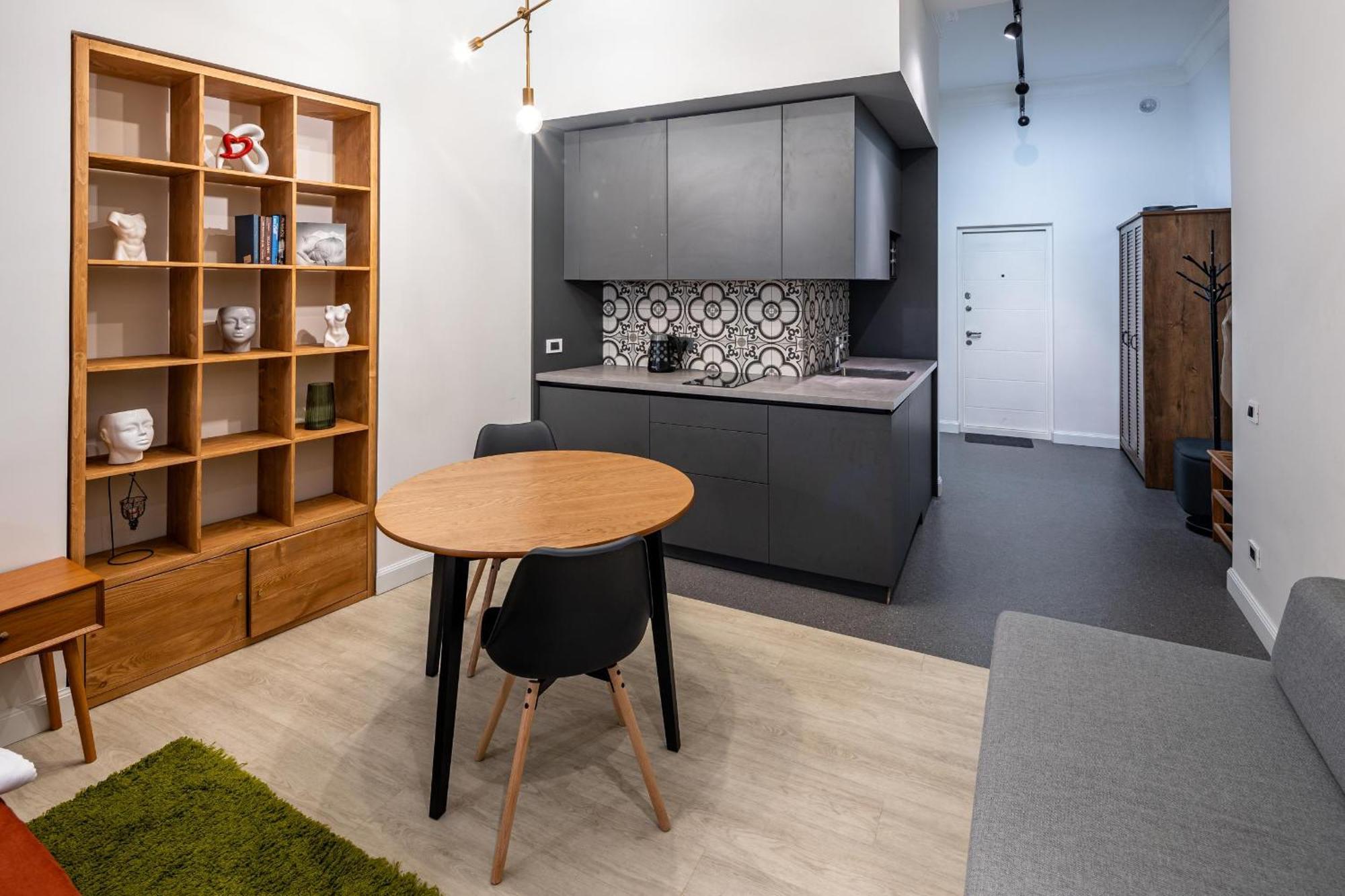 Apartamenty On Knyazya Romana ลวีฟ ภายนอก รูปภาพ