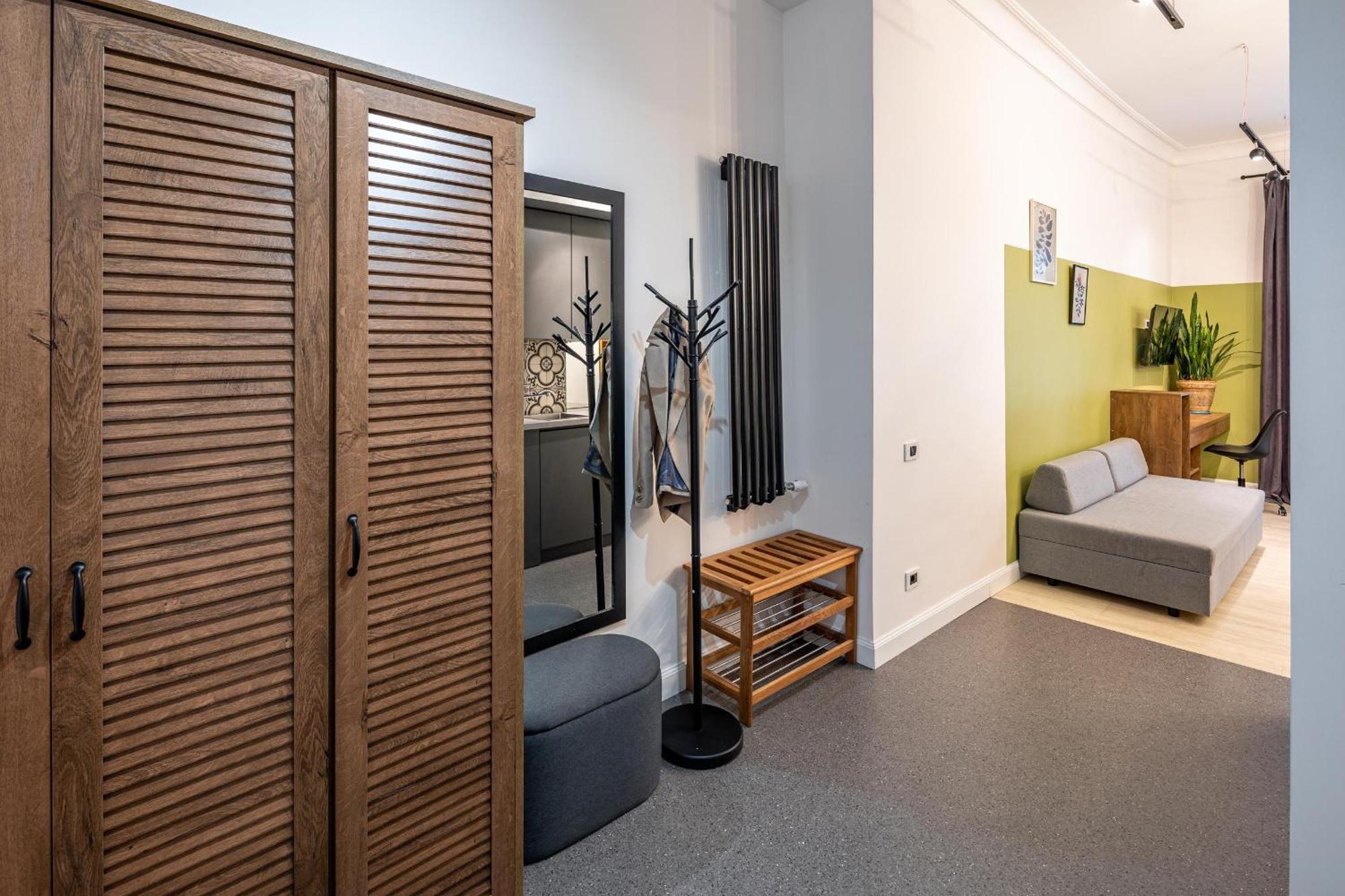 Apartamenty On Knyazya Romana ลวีฟ ภายนอก รูปภาพ