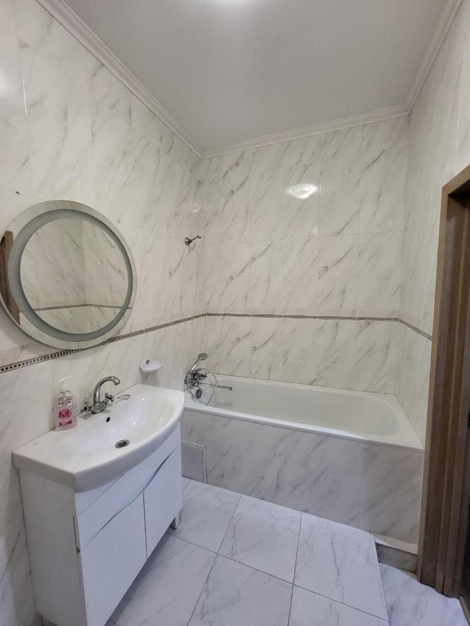 Apartamenty On Knyazya Romana ลวีฟ ภายนอก รูปภาพ
