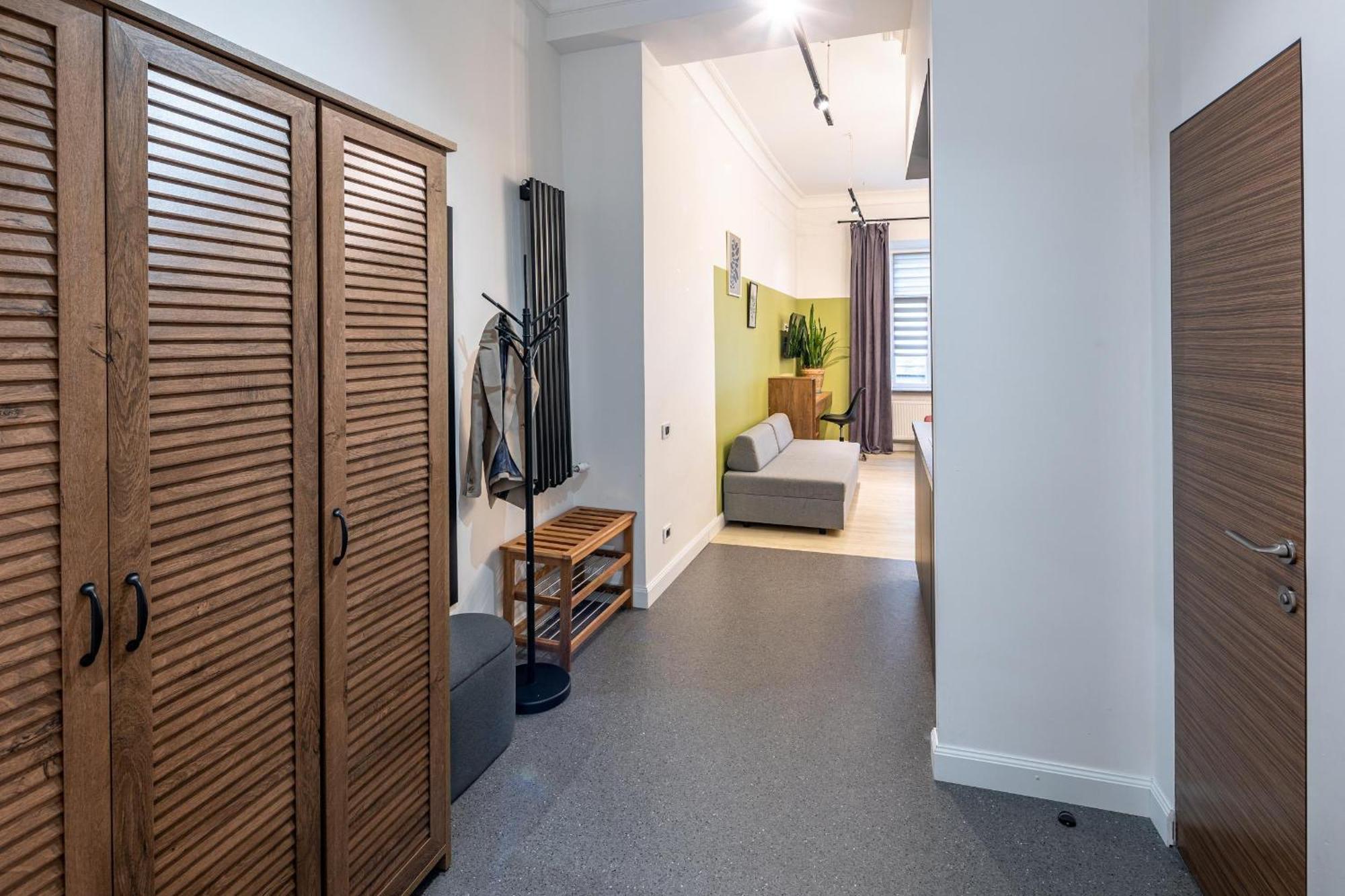 Apartamenty On Knyazya Romana ลวีฟ ภายนอก รูปภาพ