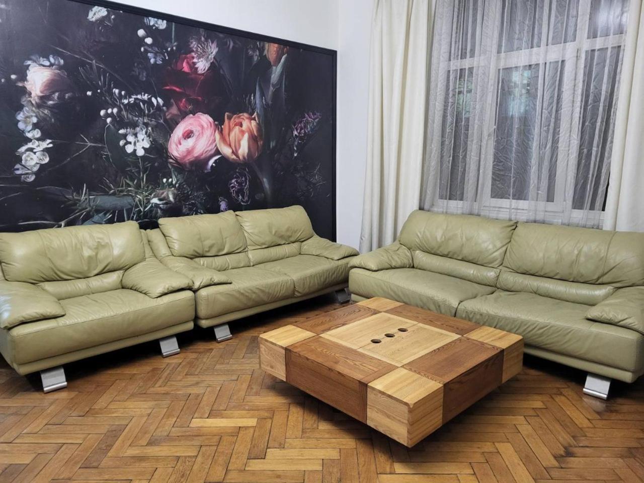 Apartamenty On Knyazya Romana ลวีฟ ภายนอก รูปภาพ