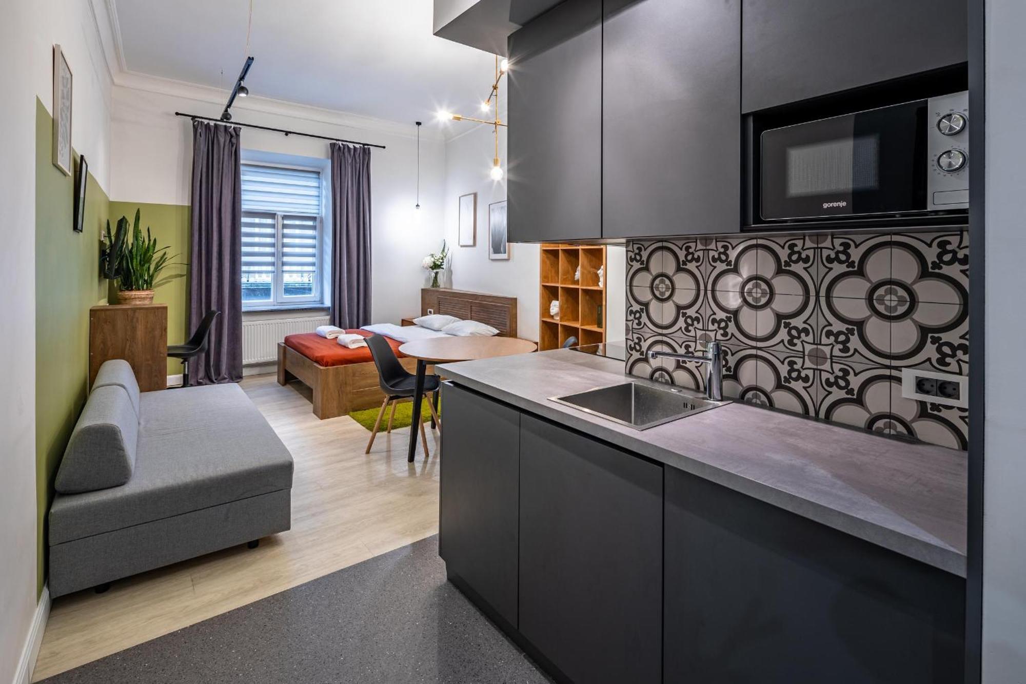 Apartamenty On Knyazya Romana ลวีฟ ภายนอก รูปภาพ