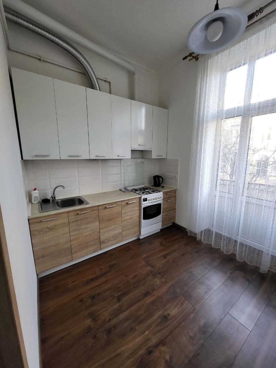 Apartamenty On Knyazya Romana ลวีฟ ภายนอก รูปภาพ