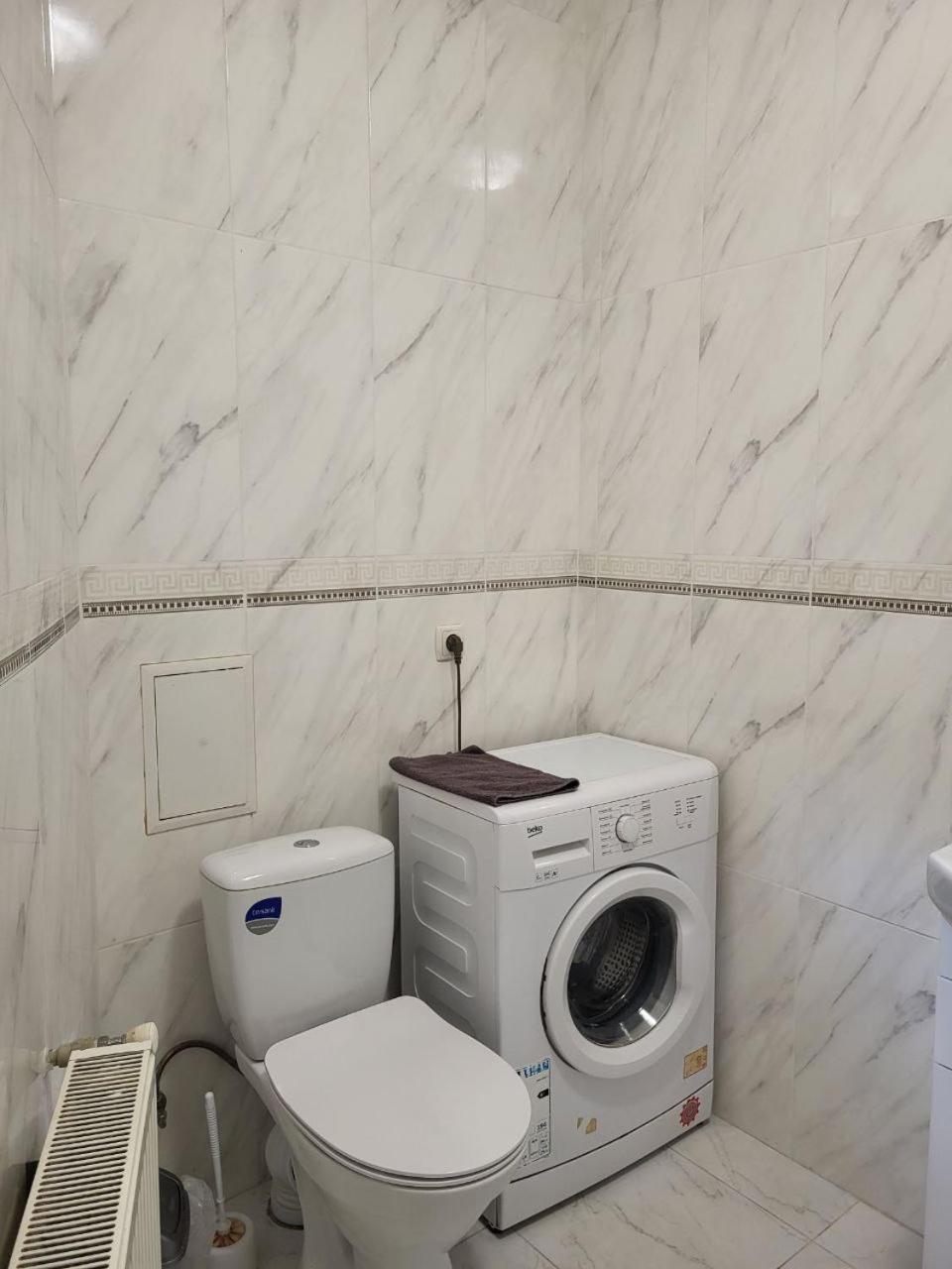 Apartamenty On Knyazya Romana ลวีฟ ภายนอก รูปภาพ