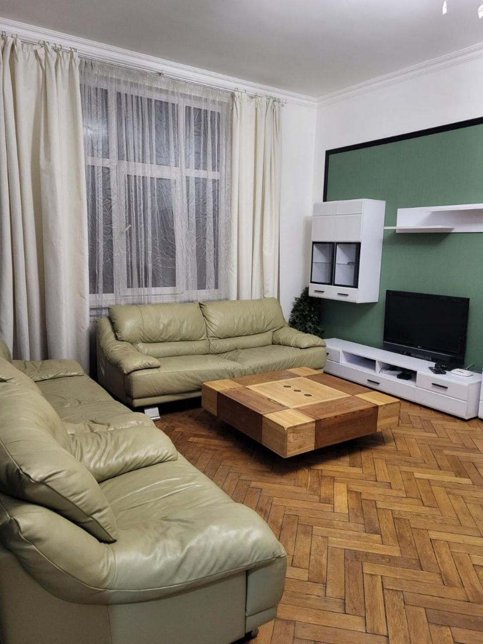 Apartamenty On Knyazya Romana ลวีฟ ภายนอก รูปภาพ