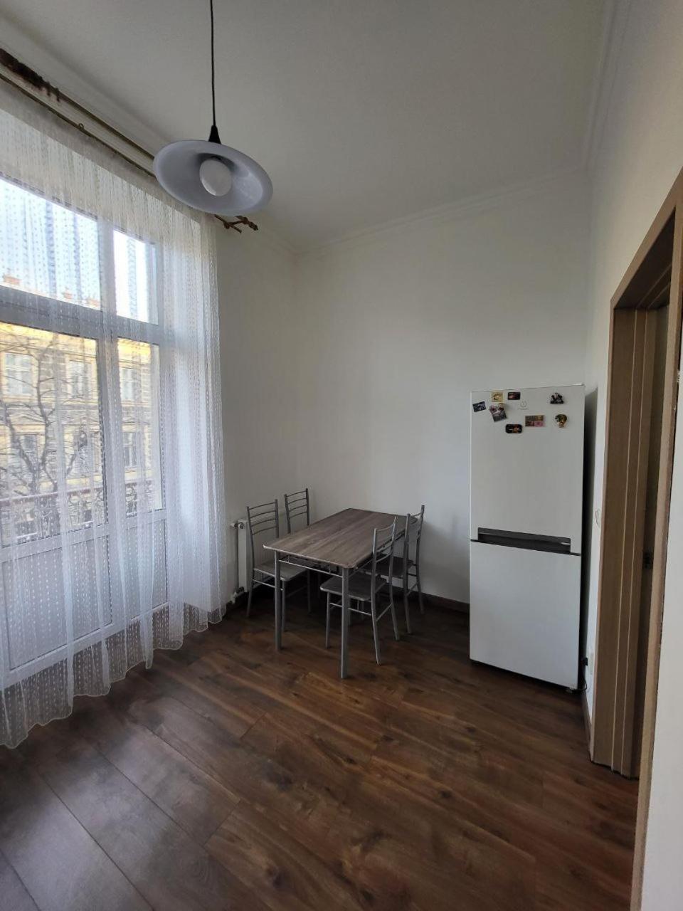 Apartamenty On Knyazya Romana ลวีฟ ภายนอก รูปภาพ