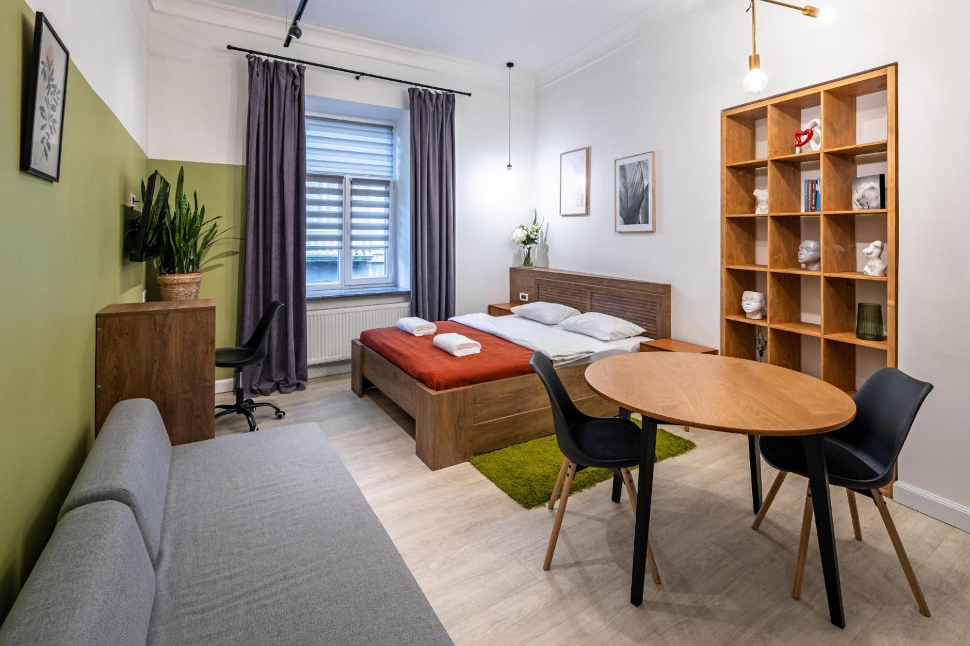 Apartamenty On Knyazya Romana ลวีฟ ภายนอก รูปภาพ