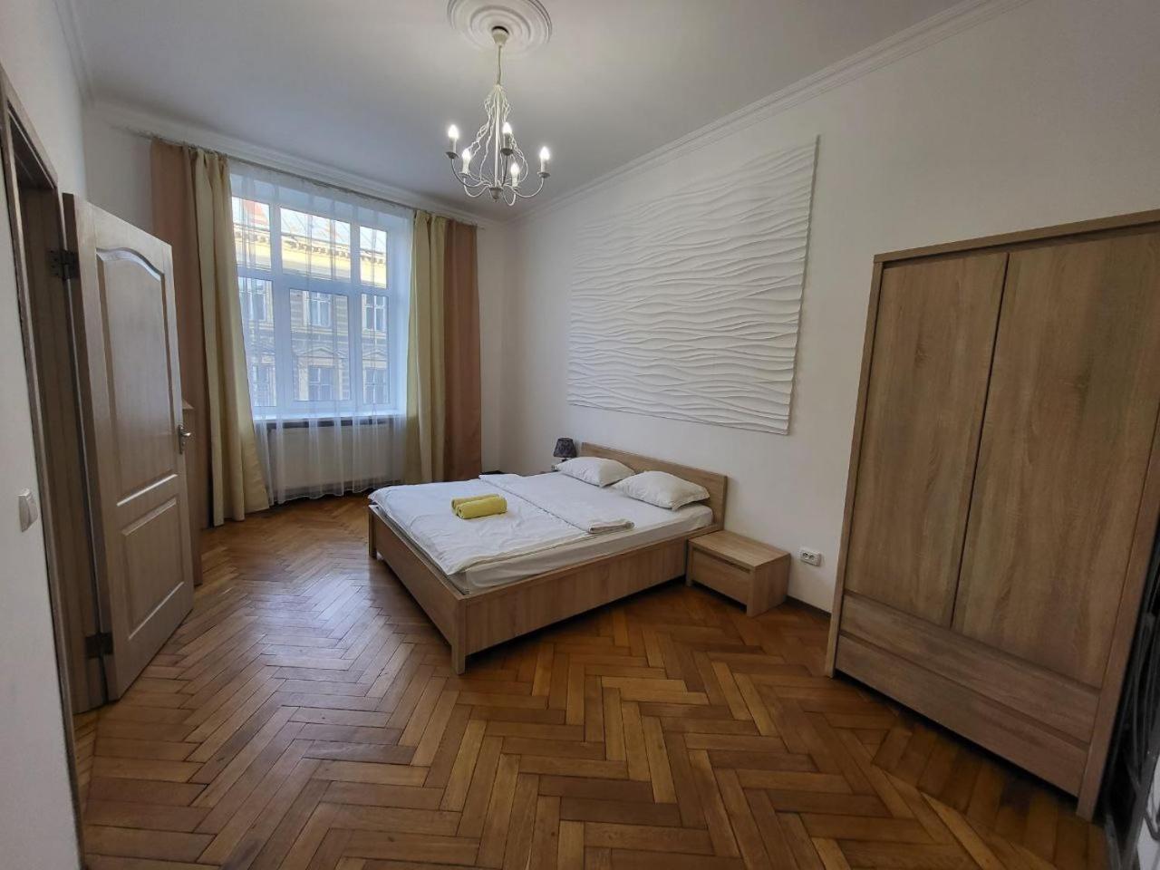 Apartamenty On Knyazya Romana ลวีฟ ภายนอก รูปภาพ