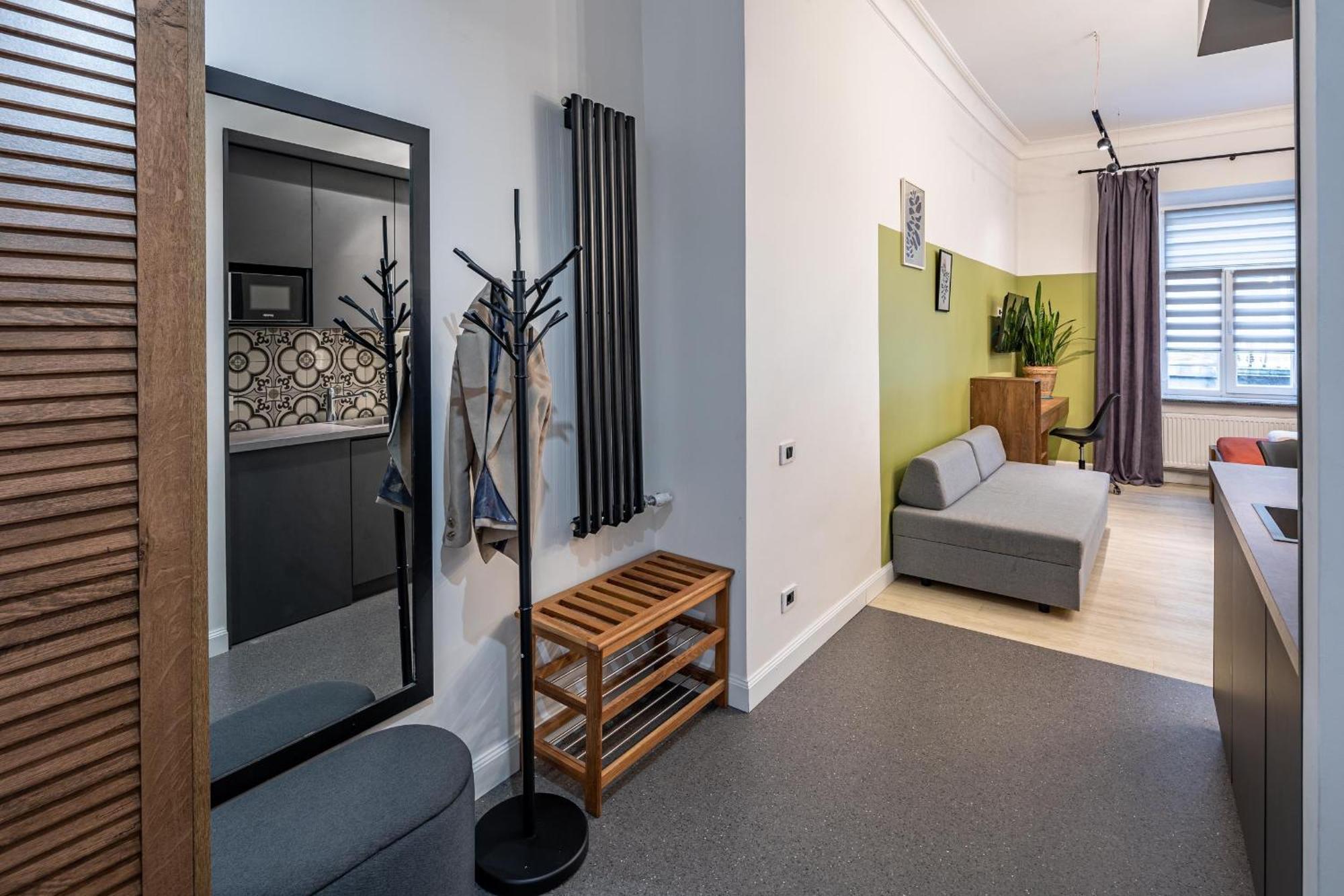 Apartamenty On Knyazya Romana ลวีฟ ภายนอก รูปภาพ