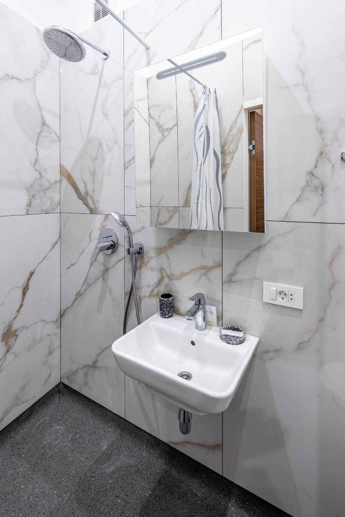 Apartamenty On Knyazya Romana ลวีฟ ภายนอก รูปภาพ